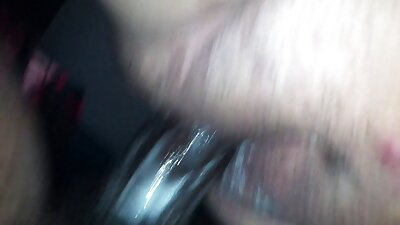 Moden brunette forsøger at få det bedre af et dystert humør ved at kneppe hendes skede med fingrene.