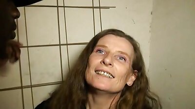En naiv pige foretrækker analsex lige i en nederdel.