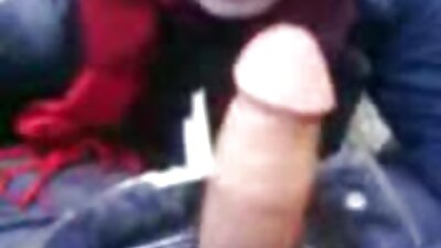 En sort kvinde med støn, der fingrer sin halvfuckne kusse.
