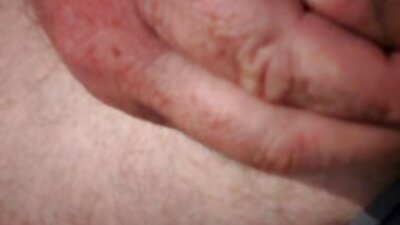 En tynd sort kvinde fik sin kvindelige orgasme på vagt med en dildo.