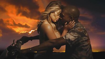 Mager hvid pige forventer et stort cumshot fra interracial sex.