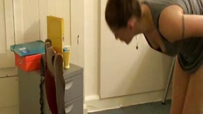 Barmfagre brunette sutter dygtigt en stor pik og får sperm i ansigtet.