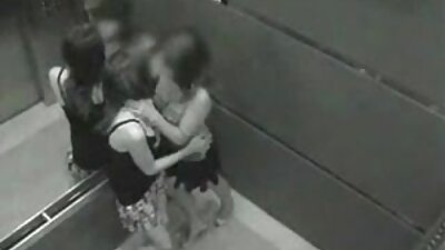 Til sine seksuelle perversioner havde blondinen med fletninger brug for en lang agurk.