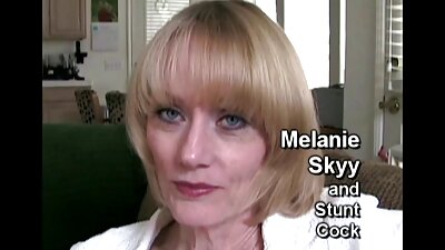 For cunnilingus nedladende den malede blondine sig til intimitet med en wanker fra chatten.