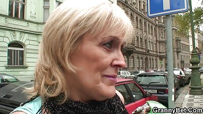 Mændene, efter at have gjort jobbet, skubbede dristigt på brysterne på deres kvinder.