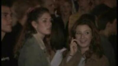 Kan ikke se de hoppende bryster på den unge brunette komme tilbage på pikken i en omvendt cowgirl-stilling.