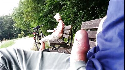 Fyren ved ikke, hvordan man skifter pærer. Derfor klatrede en ung kone i minishorts og med en smal fisse op på trappestigen.
