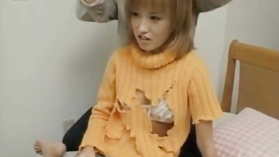 En japansk kvinde, der pissede på et offentligt toilet, besluttede sig for at onanere på samme tid.