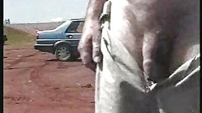 Striptease 20-årig tøs ved poolen, før du slår hendes kusse.