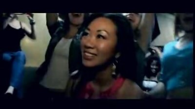 Amatørvideo af samleje med en ung asiatisk kvinde med silikonebryster.