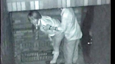 Blondinen trak hendes kjole op, så hendes mand kom ind bagfra gennem hendes trusser.