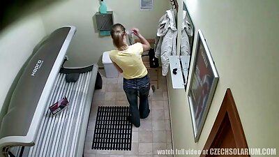 Lørdag camwhora foran en webcam-studerende, der jævnligt rykker af hendes vagina.