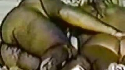 Interracial sex med en smuk hore gennem et hul i væggen.