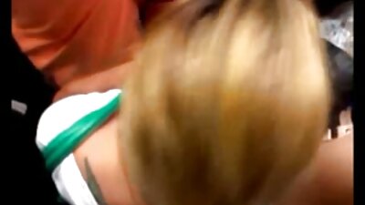 Unge lesbiske lagde sig ved siden af ​​sengen for at onanere og komme.