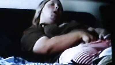 Fantastisk anal i brunettes stramme røv på sofaen.