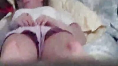 Med en strap-on og med en vibrator føler to modne lesbiske det godt uden mænd.