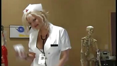 Stikker fingeren i brunettes røvhul, før hun knepper hende hårdt.