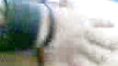 En ung studerende i sin fritid viser sin røv på et webcam.