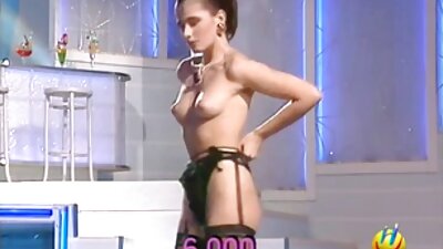 For et offentligt sug i en elevator fra en udefrakommende mand bliver en glamourøs blondine truet med en skilsmisse.