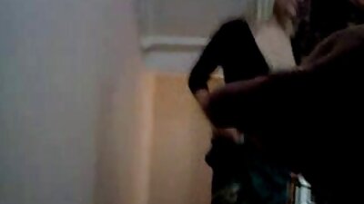 En ung brunette og hendes kæreste blev lovet at betale for sex foran et videokamera.