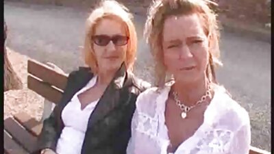 Suges op til skeden på en rød mor i en ny blå kjole.