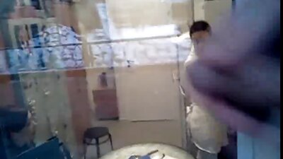 Mand tilfredsstiller sin kone hårdt med dildo og noget pik.