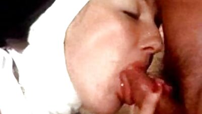 Nøgen pige knepper med sin kæreste i forskellige positurer.
