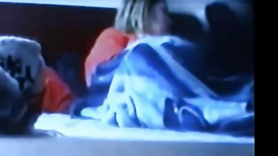 Knepede en 18-årig kylling med en stor hvid pik med en ende på brystet.