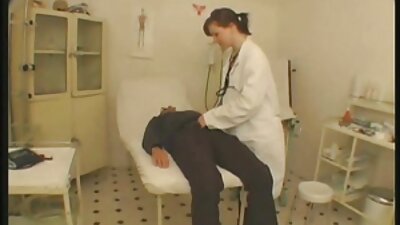 Rødhåret hore i tatoveringer, under sex med en klient, huskede hun sin allerførste kæreste.
