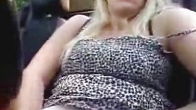 Rødhåret dame knepper foran kameraet med en sexmaskine.