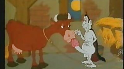 En ung brunette med smukke ben lægger nogle gange sine amoriner ud på nettet.