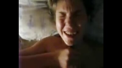 Skinny topløs nøgen kylling praktiserer mandlig hanemassage derhjemme.