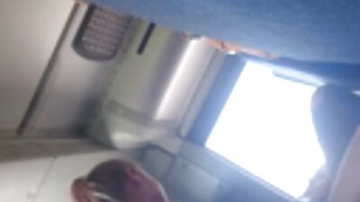 En cheerleader gik ind i mesterens brusebad for at give ham et POV-blowjob.