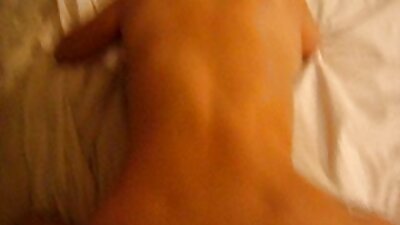 Kvindelig orgasme fra en vibrator, modtaget af en farvet blondine umiddelbart efter sugning.