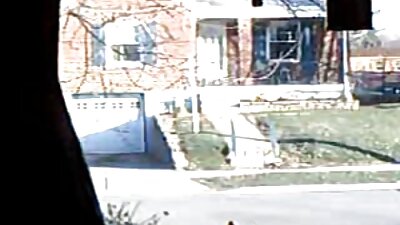 Smuk pige onanerer med sine venner foran et webcam.
