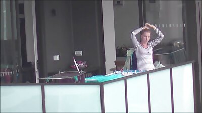 Rumænsk prostitueret med silikonebryster genoplært som webcam-model.