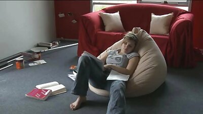 Systemadministratoren i skabet sætter en pige fra regnskabsafdelingen på hans penis.