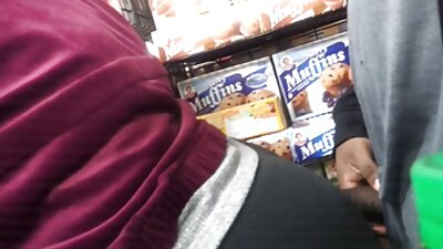 En ung dame i strømper, korset og røde shorts svarede på en anmodning om at onanere lidt.