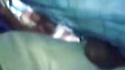 Manden filmer, hvordan hans kone bliver pruttet af en medswinger og selv giver hende det i munden.
