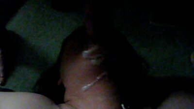 En moden brunette gav sig selv for at blive fjernet for penge af en sort stærk mand.