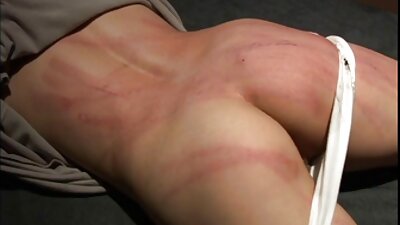 På en tyk ægteskabelig pik er blondinen nogle gange monteret i en omvendt cowgirl-position.