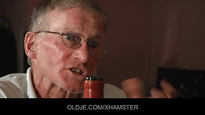 En kæmpe dildostøvle og en bamse er kendetegnene ved stilen til den nye webcam model private chaturbait.