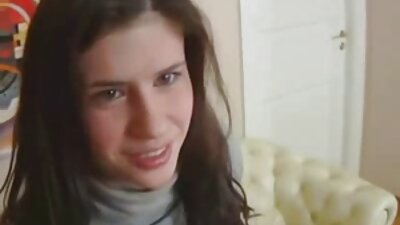 En rødhåret studerende med små bryster har allerede mistet troen på at få orgasme fra sin kærestes fede pik.
