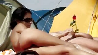 En pige med solbrune mærker på kroppen bliver nødt til at starte sin debut i en pornografisk film med analsex.