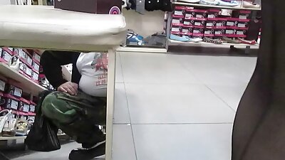 Mager japansk pige med behåret fisse giver en erotisk massage til en ny klient med skjult kameraoptagelse.